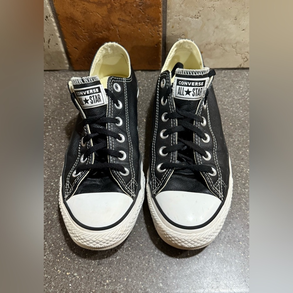 Converse leather Black and White Low-Top Sneakers size men 6.5 and women’s 8. - Picture 3 of 7